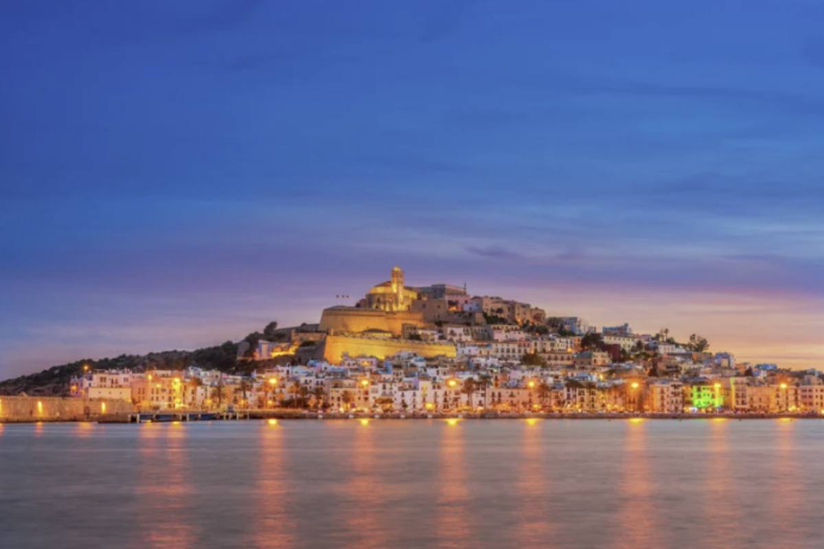 Oltre alla vocazione turistica, Ibiza sta diventando una meta ambita per chi sceglie di trasferirsi o lavorare in smart working.