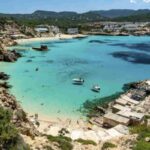Grazie alla sua varietà paesaggistica e culturale, Ibiza offre un ventaglio di esperienze adatte a tutti i gusti, dal relax in famiglia