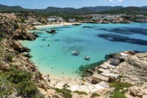 Grazie alla sua varietà paesaggistica e culturale, Ibiza offre un ventaglio di esperienze adatte a tutti i gusti, dal relax in famiglia