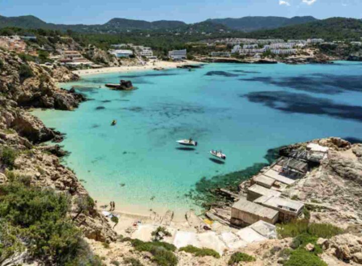 Grazie alla sua varietà paesaggistica e culturale, Ibiza offre un ventaglio di esperienze adatte a tutti i gusti, dal relax in famiglia